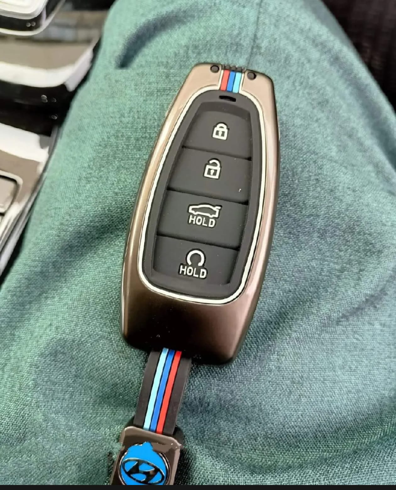 Hyundai Santa Fe Premium Zinc Alloy Smart Car Key Cover with Leather Keychain